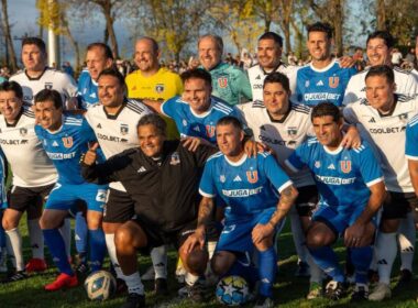 Jugadores de Colo-Colo y Universidad de Chile en Superclásico de Leyendas.