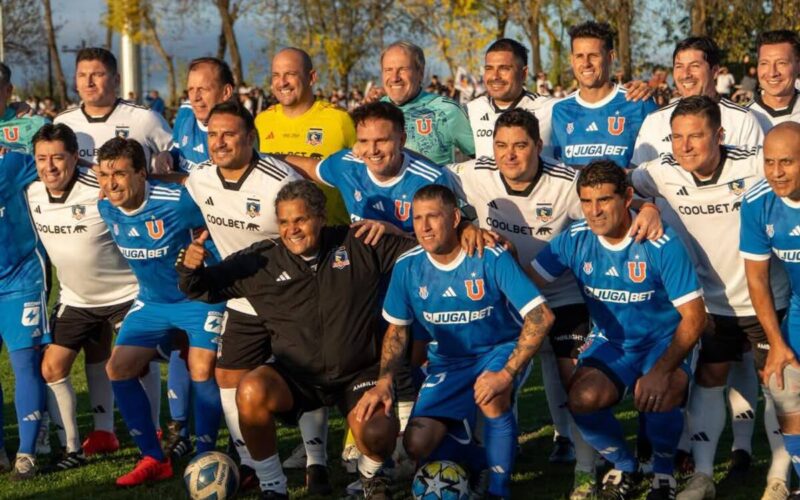 Jugadores de Colo-Colo y Universidad de Chile en Superclásico de Leyendas.
