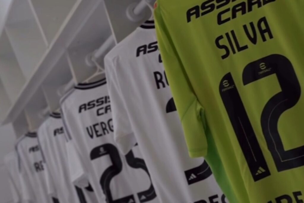 Camiseta de Colo-Colo con los apellidos maternos.