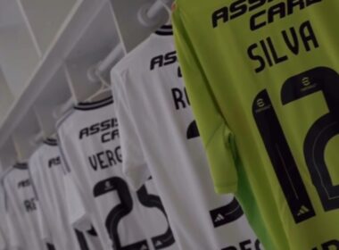 Camiseta de Colo-Colo con los apellidos maternos.