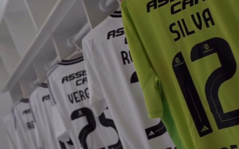 Camiseta de Colo-Colo con los apellidos maternos.
