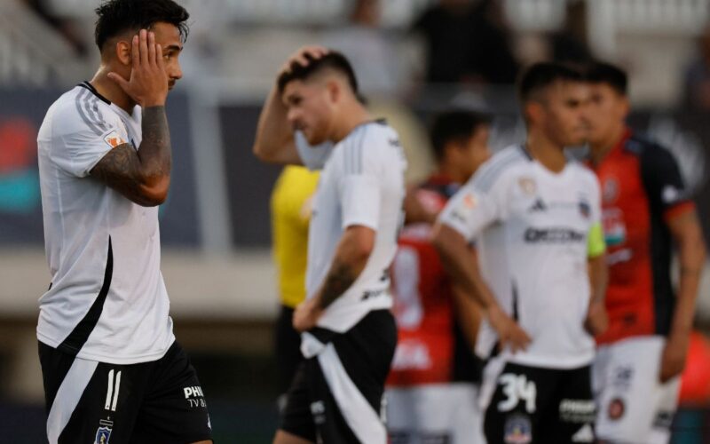 Jugadores de Colo-Colo lamentándose la derrota frente a Deportes Limache.