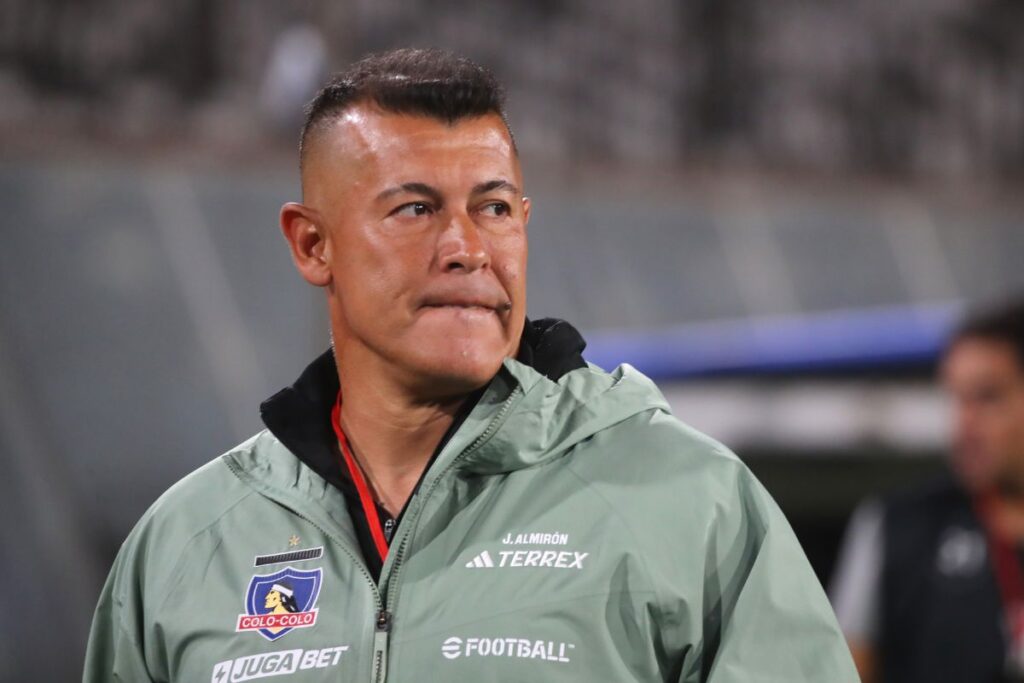 Jorge Almirón con indumentaria de Colo-Colo en el Estadio Monumental.