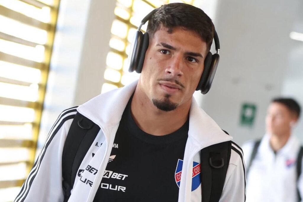 Primer plano a Alan Saldivia con indumentaria de Colo-Colo llegando a disputar el partido ante Deportes Limache por la Liga de Primera.