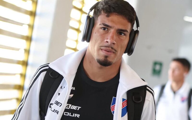 Primer plano a Alan Saldivia con indumentaria de Colo-Colo llegando a disputar el partido ante Deportes Limache por la Liga de Primera.