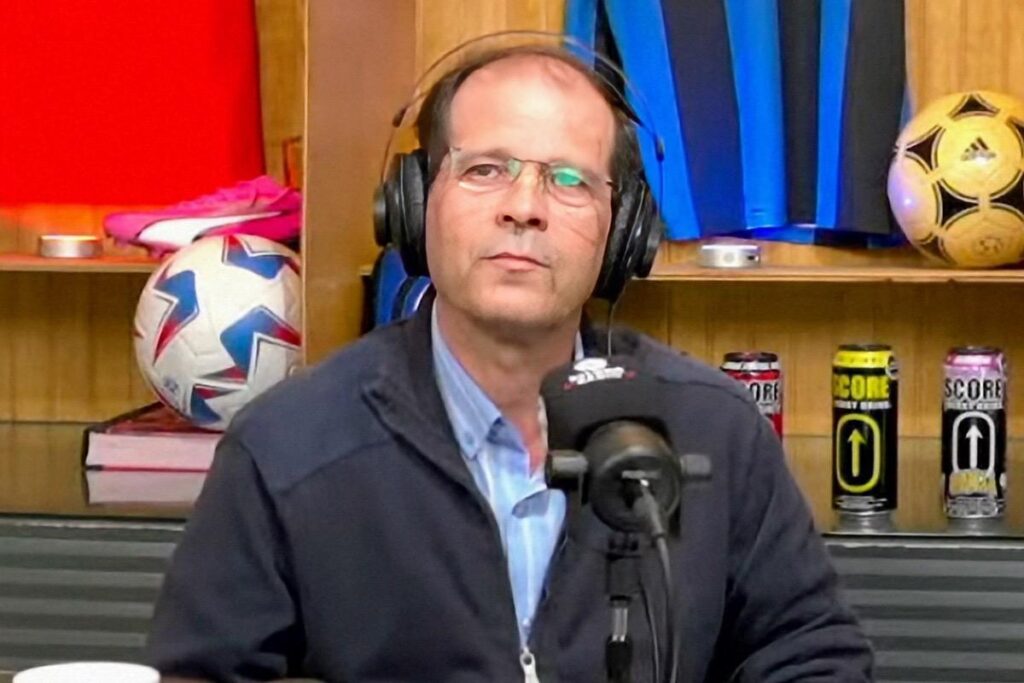 Alejandro Lorca en el estudio de Balong Radio.
