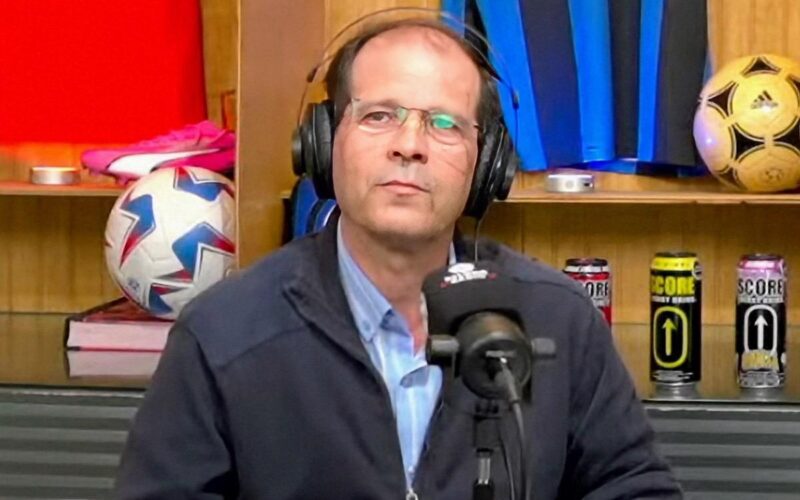 Alejandro Lorca en el estudio de Balong Radio.