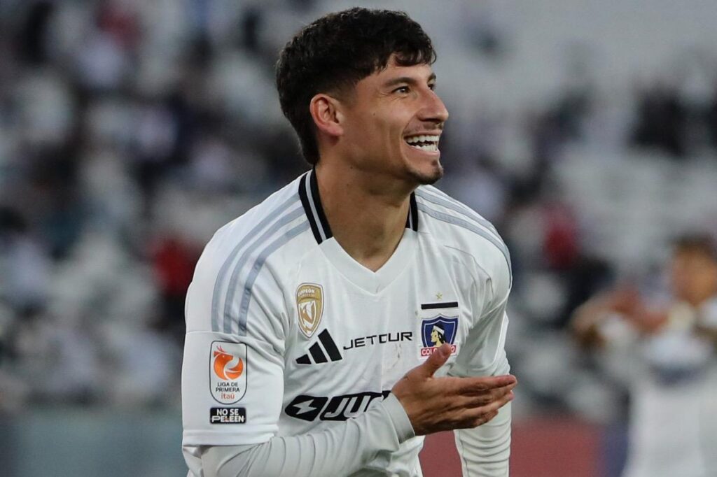 Alexander Oroz celebrando un gol con la camiseta de Colo-Colo en el Estadio Monumental.