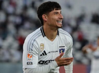 Alexander Oroz celebrando un gol con la camiseta de Colo-Colo en el Estadio Monumental.
