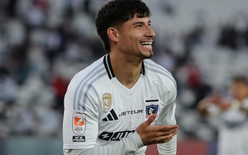 Alexander Oroz celebrando un gol con la camiseta de Colo-Colo en el Estadio Monumental.