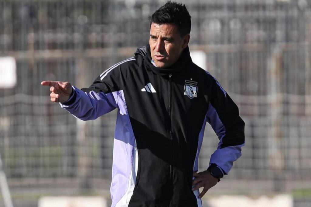Álvaro Ormeño con indumentaria de Colo-Colo, mientras entrena a la Sub-15.