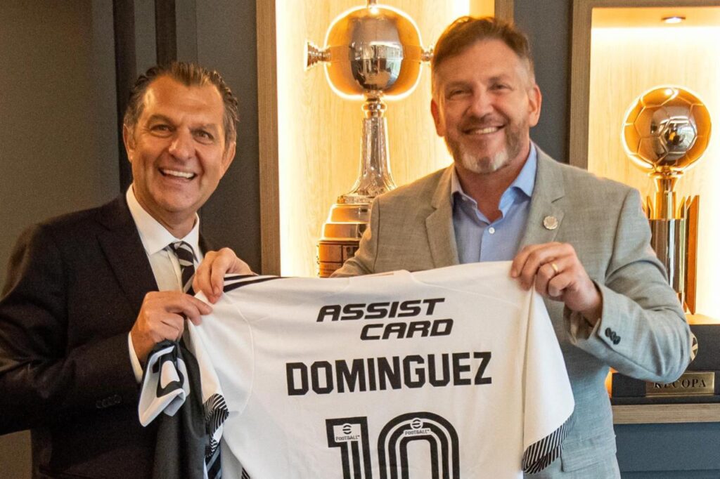 Aníbal Mosa y Alejandro Domínguez con la Copa Libertadores y la camiseta de Colo-Colo en la sede de Conmebol.
