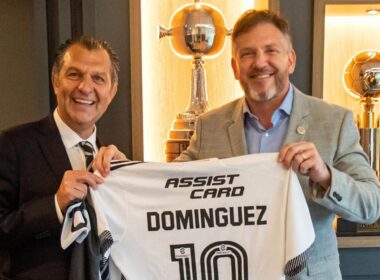Aníbal Mosa y Alejandro Domínguez con la Copa Libertadores y la camiseta de Colo-Colo en la sede de Conmebol.