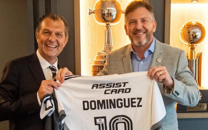 Aníbal Mosa y Alejandro Domínguez con la Copa Libertadores y la camiseta de Colo-Colo en la sede de Conmebol.