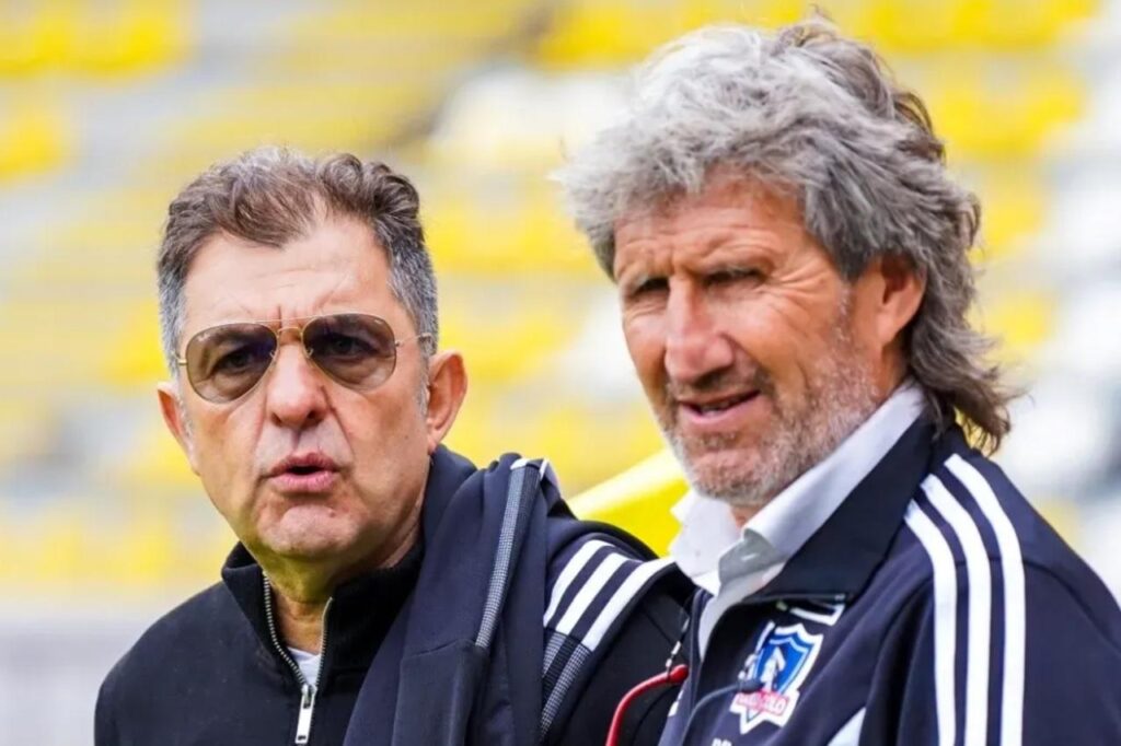 Primer plano a Aníbal Mosa y Daniel Morón con indumentaria de Colo-Colo.