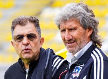 Primer plano a Aníbal Mosa y Daniel Morón con indumentaria de Colo-Colo.