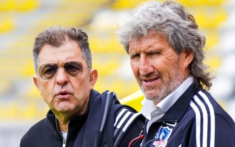 Primer plano a Aníbal Mosa y Daniel Morón con indumentaria de Colo-Colo.
