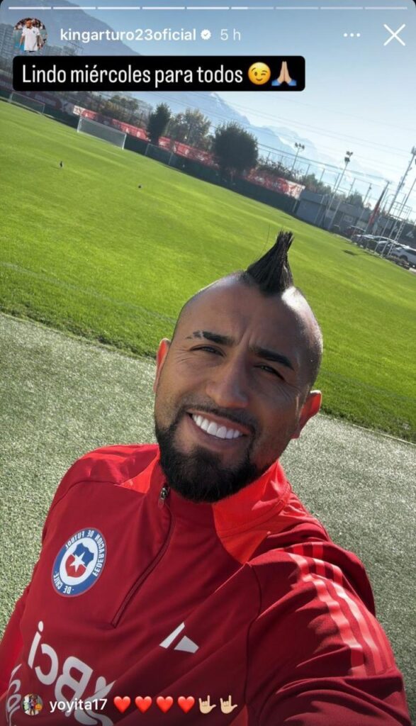 Historia en Instagram de Arturo Vidal con la camiseta de la Selección Chilena.
