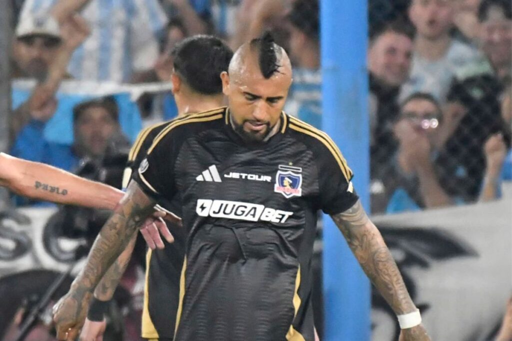 A pesar de ser clave en la temporada pasada, Arturo Vidal está siendo cuestionado por su nivel este 2025, a pesar de la crisis general que vive el plantel. 