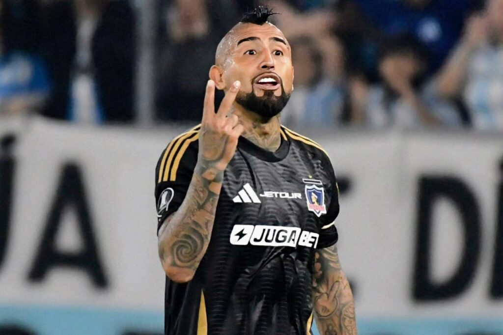 Futbol, Racing vs Colo Colo. Fase de grupos, Copa Libertadores 2025. El jugador de Colo Colo Arturo Vidal es fotografiado durante el partido de copa libertadores por el grupo E contra Racing disputado en el estadio Presidente Peron en Buenos Aires, Argentina. 14/05/2024 Fotobaires/Photosport Football, Racing vs Colo Colo. Group stage, Copa Libertadores 2025. Colo Colo’s player Arturo Vidal is pictured during the copa libertadores match for group E against Racing at the Presidente Peron stadium in Buenos Aires, Argentina. 14/05/2024 Fotobaires/Photosport