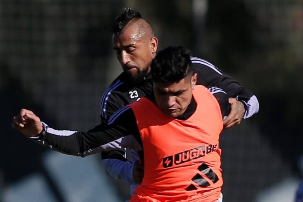 Arturo Vidal y Claudio Aquino en un entrenamiento preparativo para el duelo de Atlético Bucaramanga.