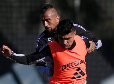 Arturo Vidal y Claudio Aquino en un entrenamiento preparativo para el duelo de Atlético Bucaramanga.