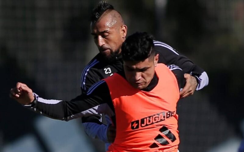 Arturo Vidal y Claudio Aquino en un entrenamiento preparativo para el duelo de Atlético Bucaramanga.