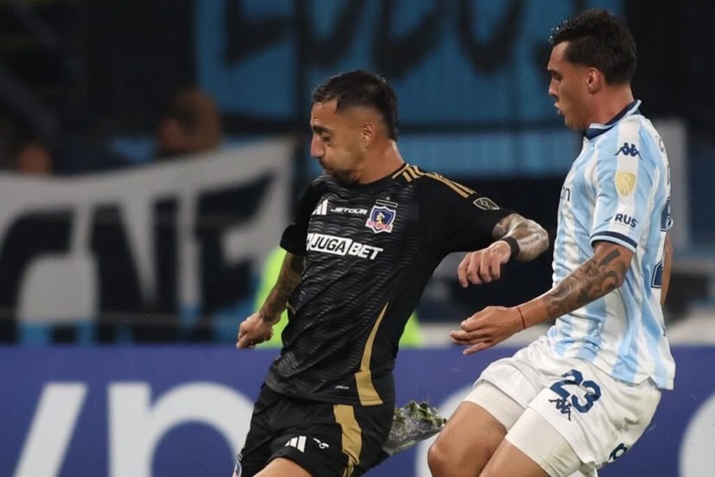 Javier Correa disputando un balón contra Racing.