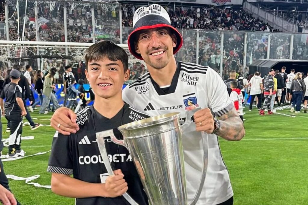 Bautista Correa y Javier Correa celebrando el título de Primera División 2024 con camisetas de Colo-Colo en el Estadio Monumental.