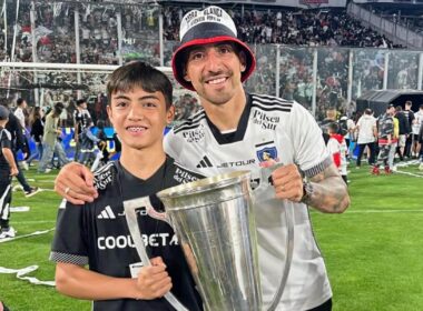 Bautista Correa y Javier Correa celebrando el título de Primera División 2024 con camisetas de Colo-Colo en el Estadio Monumental.
