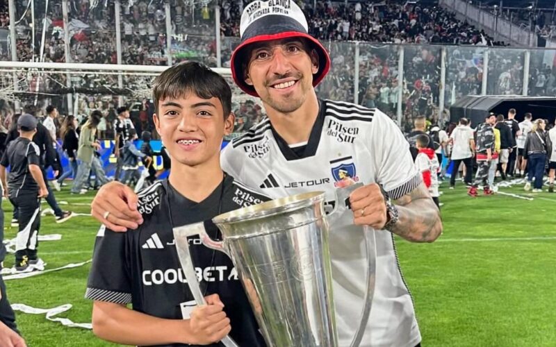 Bautista Correa y Javier Correa celebrando el título de Primera División 2024 con camisetas de Colo-Colo en el Estadio Monumental.