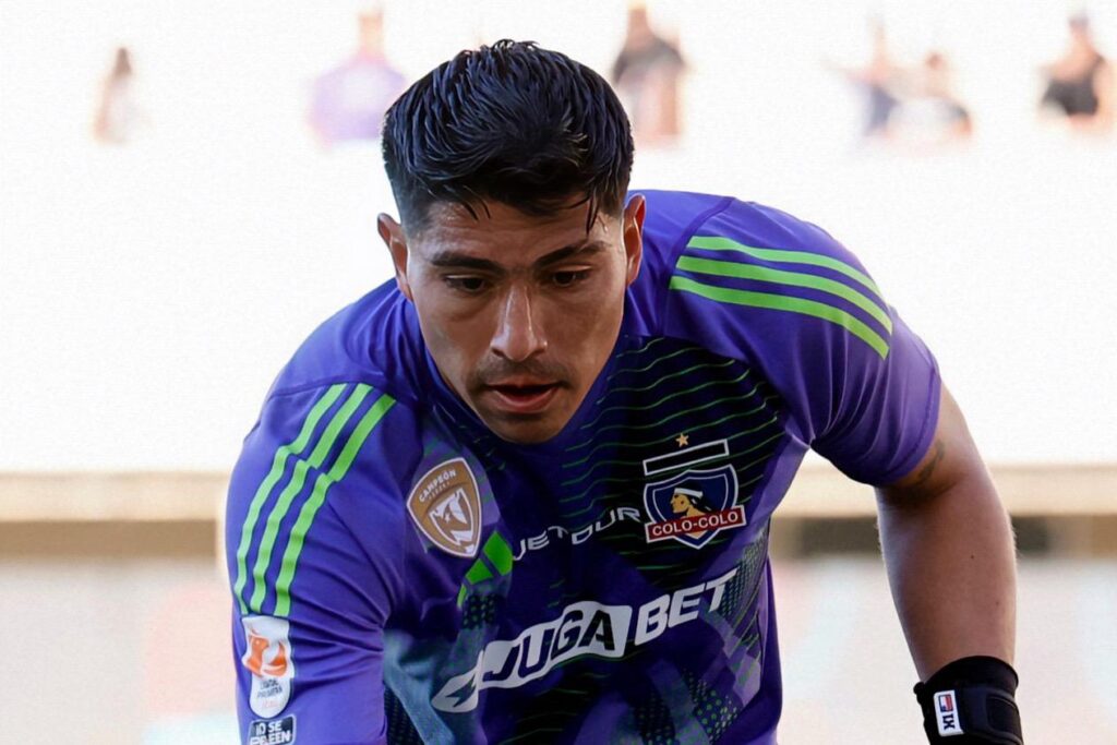 Primer plano a Brayan Cortés con la camiseta morada de Colo-Colo.
