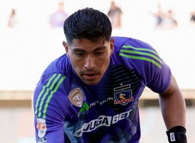 Primer plano a Brayan Cortés con la camiseta morada de Colo-Colo.