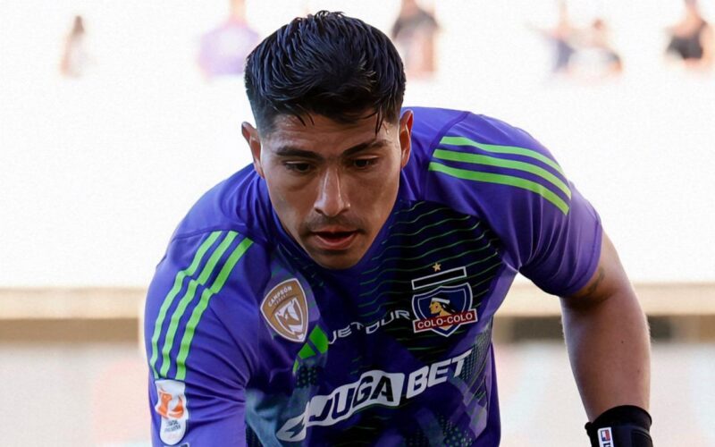 Primer plano a Brayan Cortés con la camiseta morada de Colo-Colo.