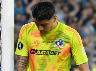 Brayan Cortés lamentándose con la camiseta de Colo-Colo.
