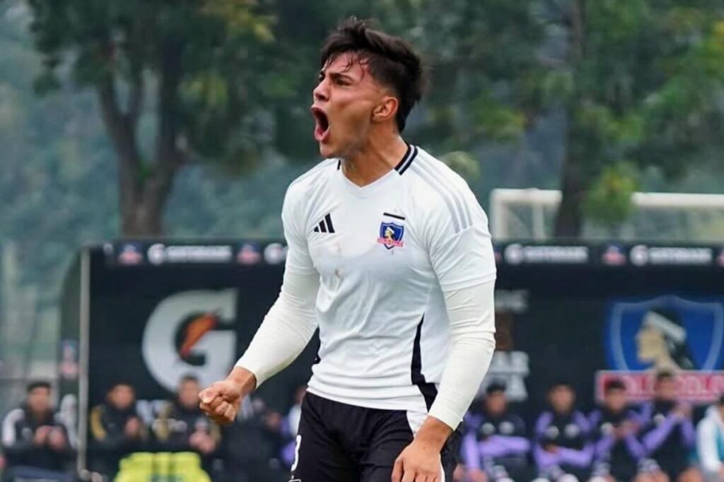 Bruno Torres celebrando uno de sus dos goles contra Deportes Recoleta con Colo-Colo Sub-18.