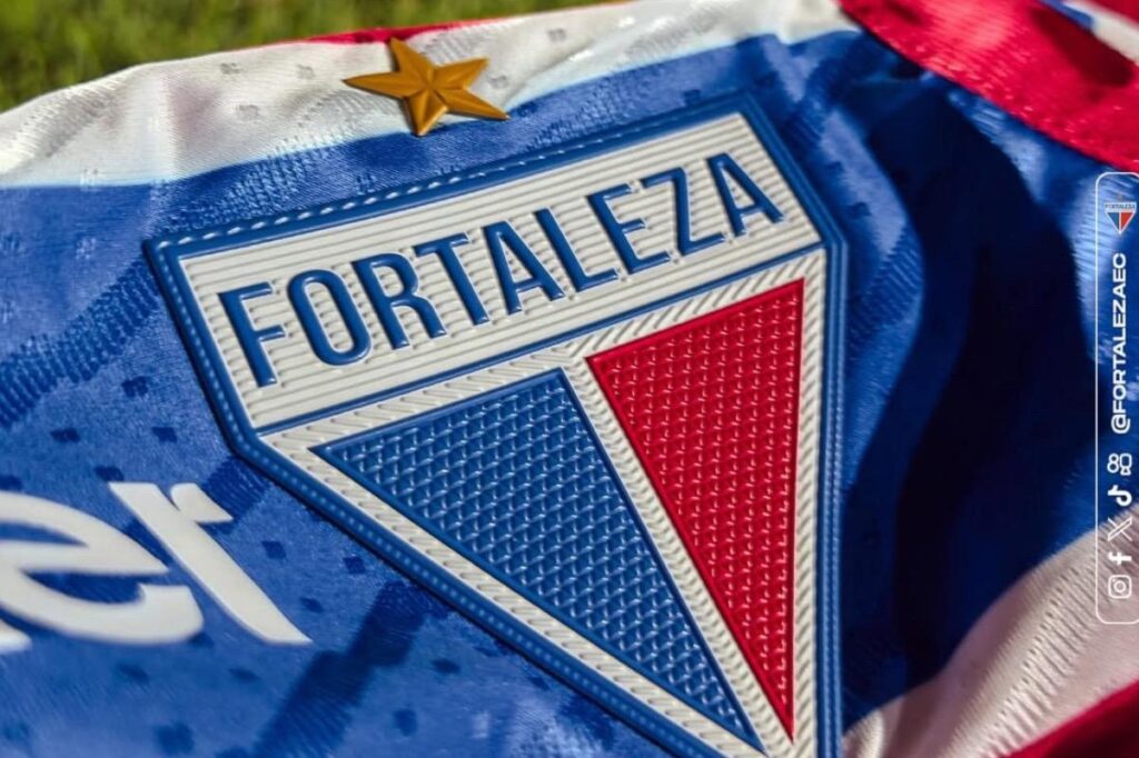 Camiseta titular de Fortaleza mostrando el escudo del club.