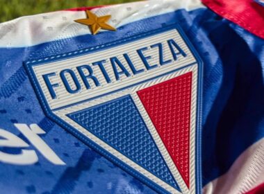 Camiseta titular de Fortaleza mostrando el escudo del club.