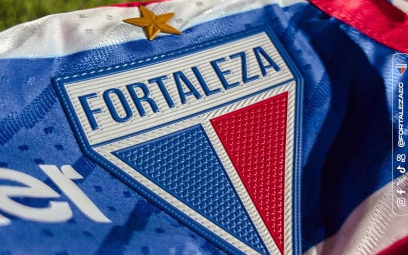 Camiseta titular de Fortaleza mostrando el escudo del club.