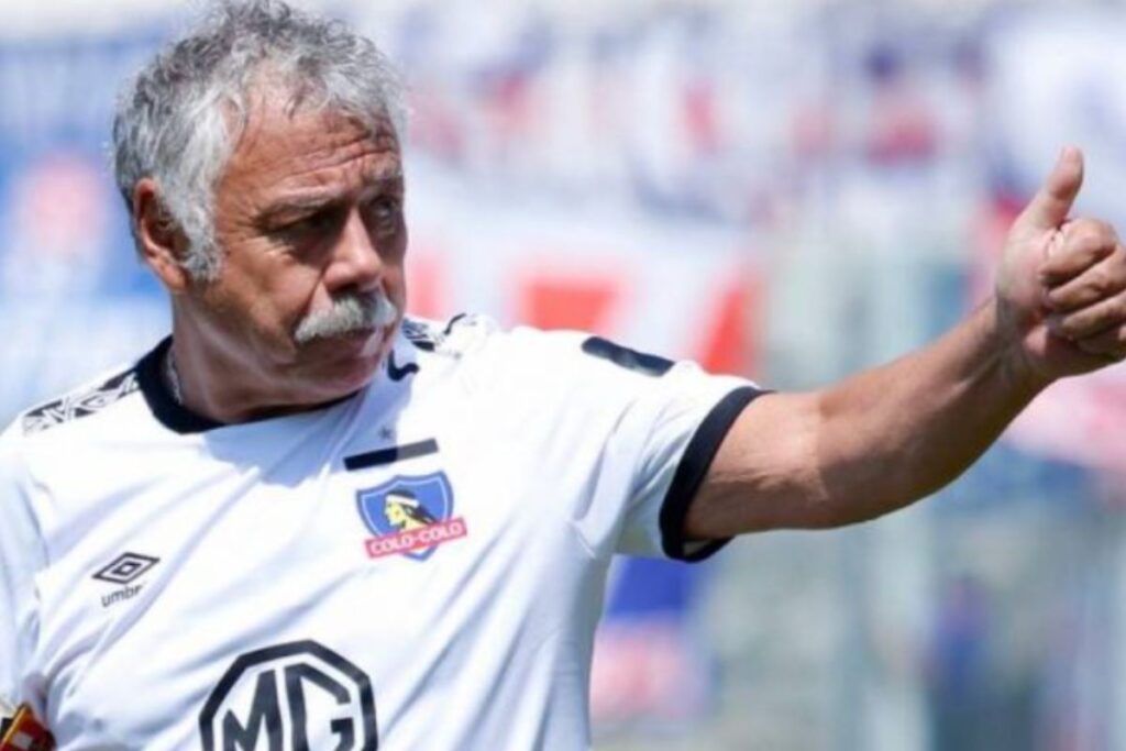 Carlos Caszely sobre Claudio Aquino Colo-Colo (2)