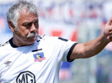 Carlos Caszely sobre Claudio Aquino Colo-Colo (2)