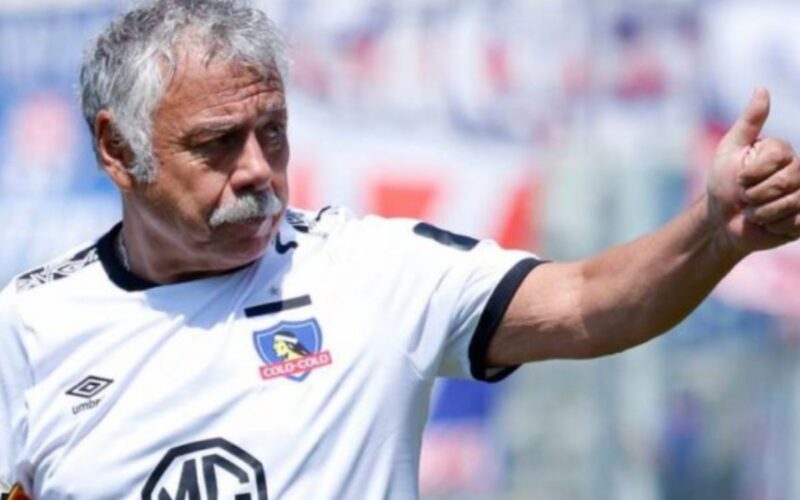 Carlos Caszely sobre Claudio Aquino Colo-Colo (2)