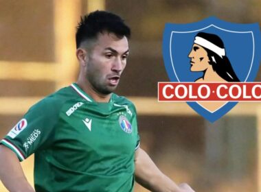 Carlos Villanueva con la camiseta de Audax Italiano y el escudo de Colo-Colo a un lado.