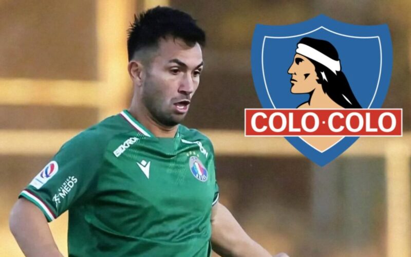 Carlos Villanueva con la camiseta de Audax Italiano y el escudo de Colo-Colo a un lado.
