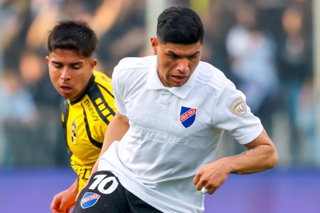 Claudio Aquino con la camiseta conmemorativa de Colo-Colo enfrentando a Coquimbo Unido.