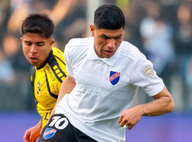Claudio Aquino con la camiseta conmemorativa de Colo-Colo enfrentando a Coquimbo Unido.