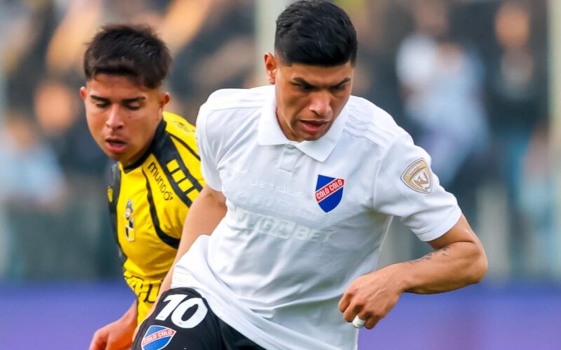 Claudio Aquino con la camiseta conmemorativa de Colo-Colo enfrentando a Coquimbo Unido.