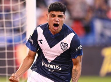 Claudio Aquino con la camiseta de Vélez Sarsfield