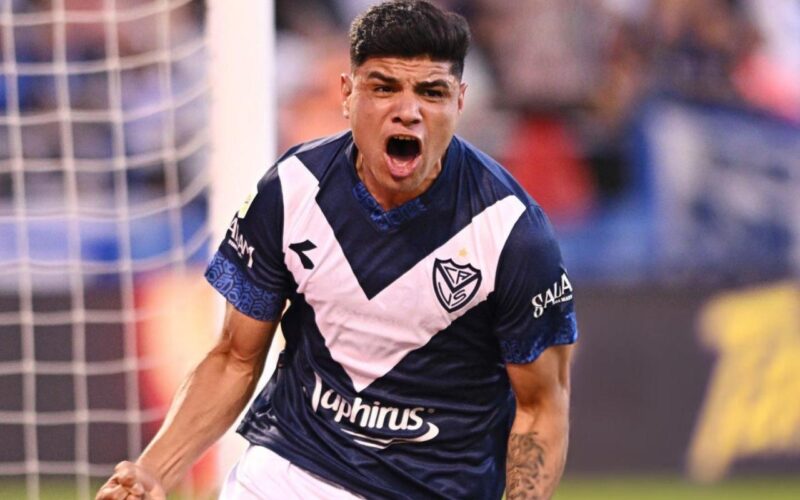 Claudio Aquino con la camiseta de Vélez Sarsfield