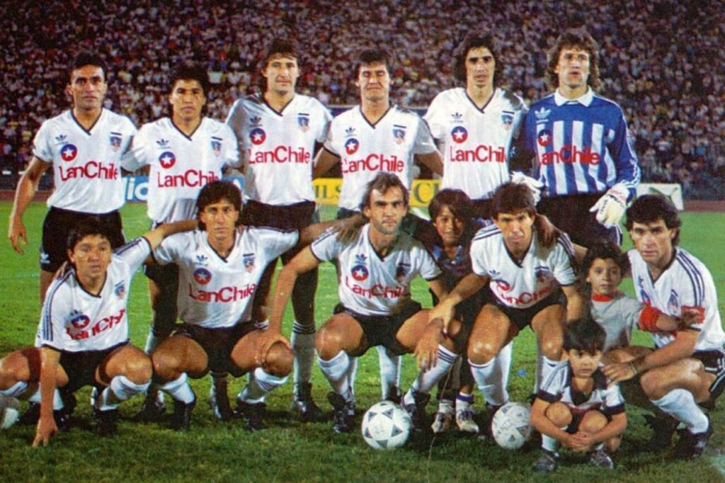 Formación titular de Colo-Colo 1987 con Daniel Morón utilizando una camiseta azul con blanco.